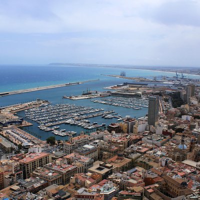 Die spanische Stadt Alicante mit Blick auf den Hafen