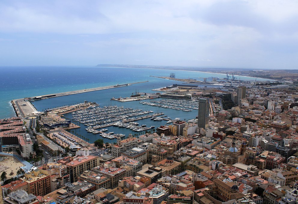 Die spanische Stadt Alicante mit Blick auf den Hafen
