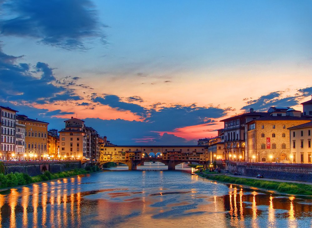 Der Fluss Arno und die Stadt Florenz im Sonnenuntergang