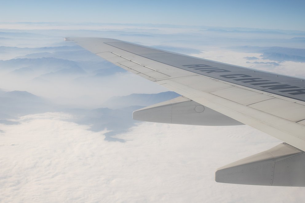 Tragfläche einer Air China Maschine über den Wolken