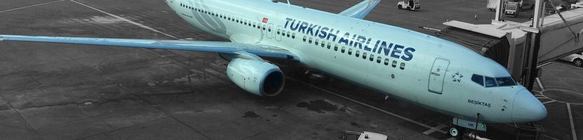 Turkish Airlines Maschine in Parkposition auf dem Rollfeld