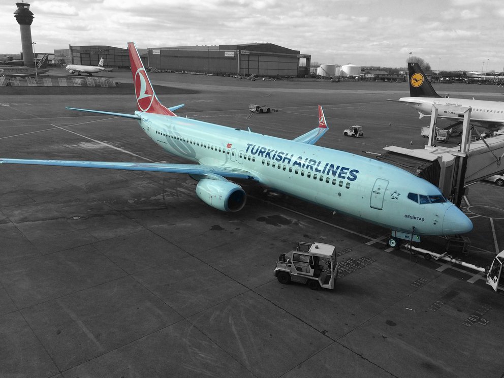Turkish Airlines Maschine in Parkposition auf dem Rollfeld
