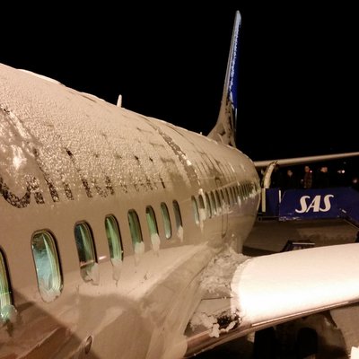 Flugzeug voller Schnee in seitlicher Nahaufnahme