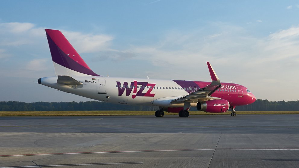 Wizz Air Maschine in Bewegung auf dem Rollfeld