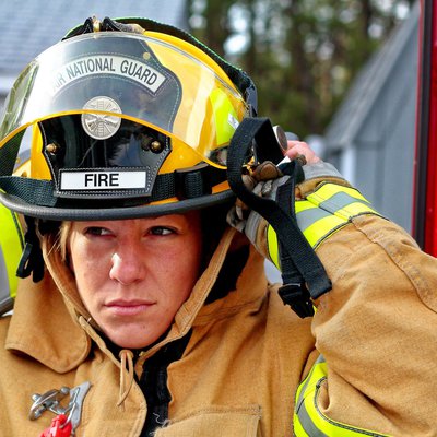 Nachaufnahme einer Frau in Feuerwehr Montur